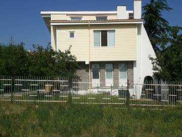  Недорогой дачный дом с участком в Бургасе, Болгария   
     