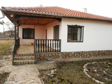 Продажа дома с участком в Балчик, Болгария 
