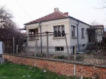 Отдельностоящий дом с участком в Болгарии 
