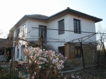 Самостоятельный дом с участком в Болгарии, рядом с Велико Тырново 
